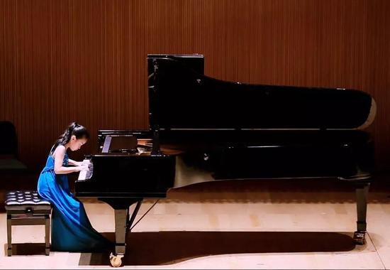 Jessie 在演奏钢琴曲