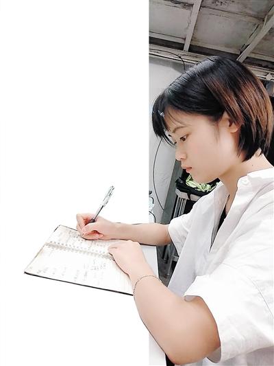 王婷每天都会认真地记录销售情况
