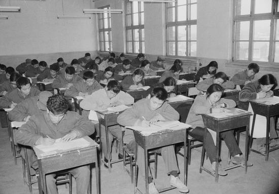 1977年,恢复高考第一年,考生正在答题。司马小萌/摄