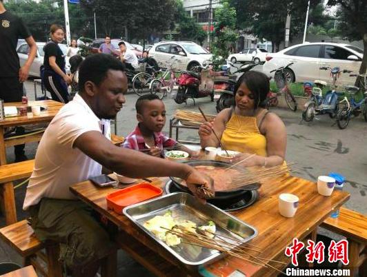 图为乔丹一家正在吃“串串香”。 钟欣 摄(图片源于中国新闻网)