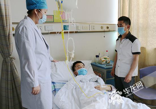 医生刘焕凤(左一)在查房。 记者 刘嵩 摄