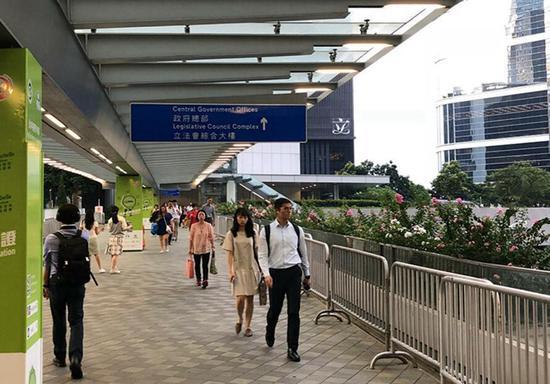 通往香港特区政府总部天桥上的工作人员行色匆匆。吴玉洁 摄