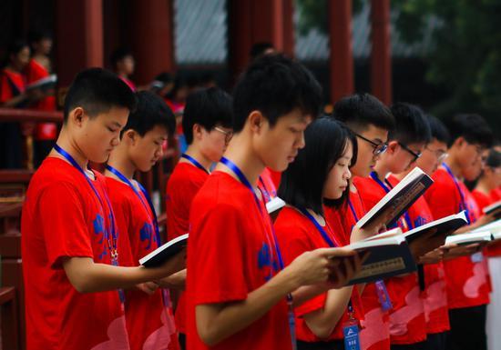 来自全国39所学校的 200多名同学共同诵读有关义利经典篇目