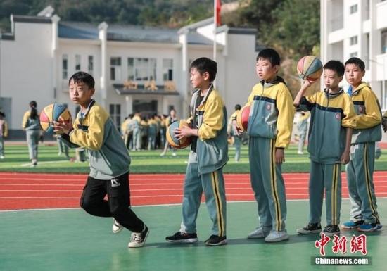 资料图:学生在操场上体育课。中新社记者 瞿宏伦 摄