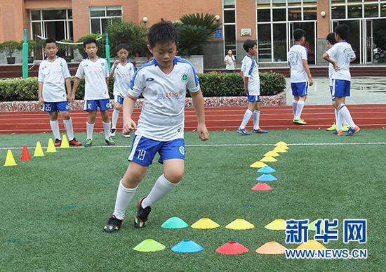 9月3日,上海市天山第一小学的学生放学后参加足球社团活动。