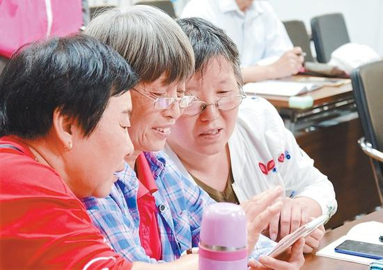 课上,学员们在相互交流。