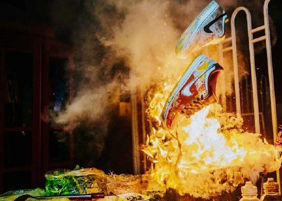 本土艺术家杰凸凸设计的食神dunk。(图片来源:Nike)
