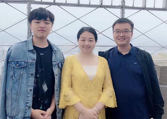 今年暑假,张杰和父母在美国旅游时的合照。 受访者供图
