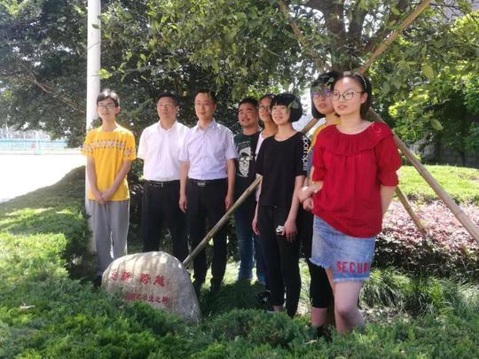 缪德军(左三)与优秀学生合影