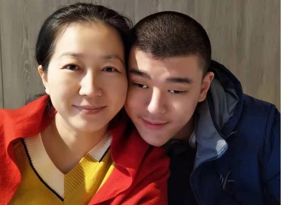 刘翰文(右)与妈妈的合影。本文图片均为受访者供图
