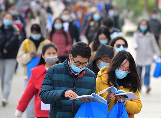 11月29日,在江苏无锡旅游商贸高等职业技术学校考点,考生在考试前复习。 还月亮/摄(新华社发)
