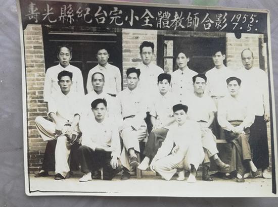 1955年,寿光县纪台完小全体教师合影。(第二排右二为张民信)