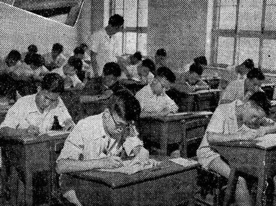 1959年,华侨补习学校应届高中毕业生正在北京参加高考。 冯文冈/摄