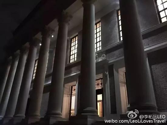夜里的怀德纳图书馆外观