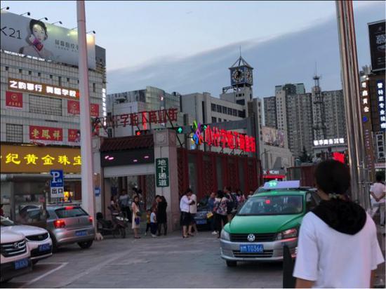 ▲李某奕生前工作的地下步行街入口,距离她坠楼的百货商场仅几步之遥。