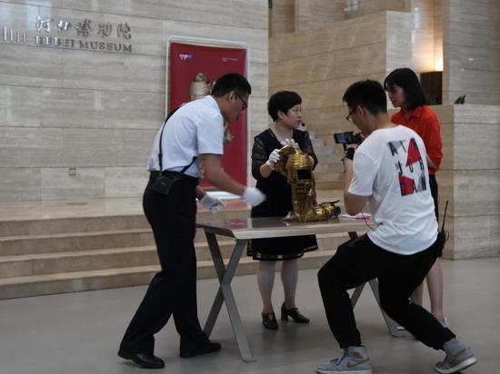 河北博物院陈列研究部杜利演示长信宫灯模型组装