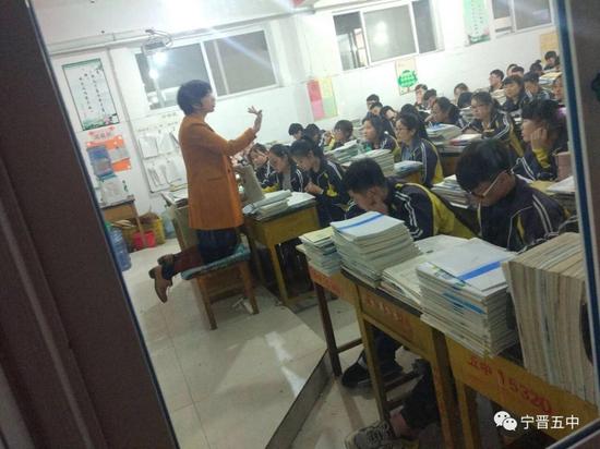 跪椅授课原图,来自宁晋五中公众号