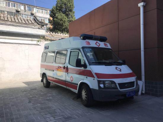 图为9月22日,首次国家统一法律职业资格考试北京市西城区经济科技大学考点的医疗保障车辆。