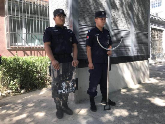 图为9月22日,首次国家统一法律职业资格考试北京市西城区经济科技大学考点的安全保卫人员。