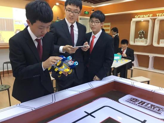(苏州外国语学校的学生自行拼搭并操控uKit Explore机器人)