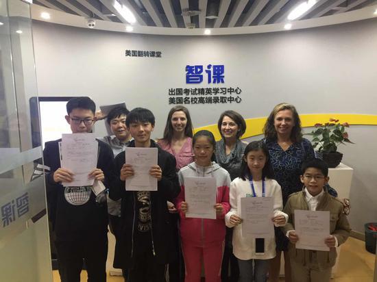 智课“美高大使中国行”活动招生官与学生合影留念
