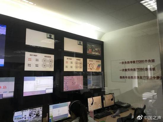 位于成都七中的导播室。 图片来源:冰点周刊