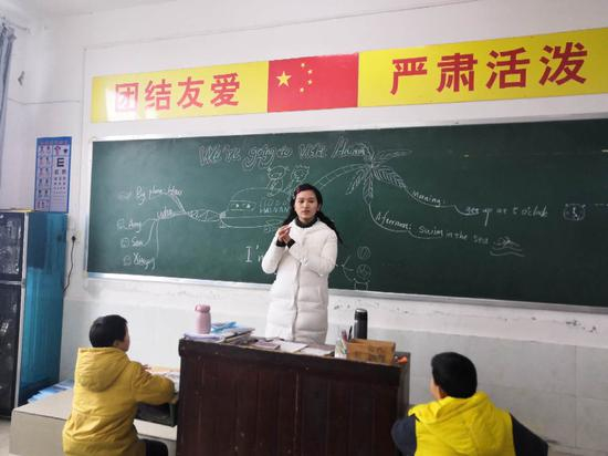 现在城市学校盛行的脱口英教学法、情景游戏教学法、思维导图教学法,也都被肖筱颉搬到了课堂上。受访者供图