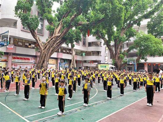 朝天小学的小豆丁们在操场集中,他们将迎来首批“港澳子弟班”的同学