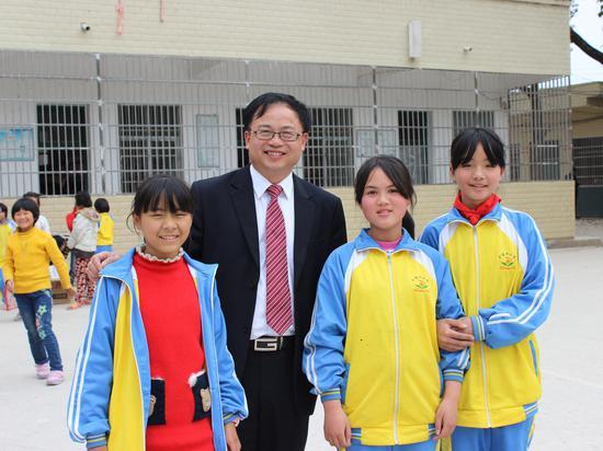 陈快元校长与学生在一起