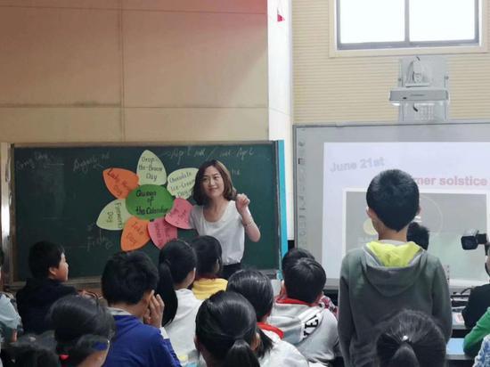 江苏省扬中市三跃中心小学德育处主任,英语教师 徐源