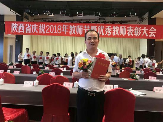 折欢,陕西省绥德县四十里铺中学语文高级教师