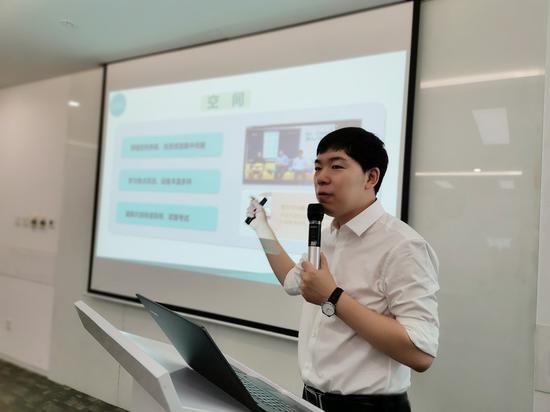 新东方在线出国考试事业部总经理宋鹏昊发表演讲