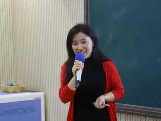华南师范大学附属龙岗乐城小学校长朱群霞