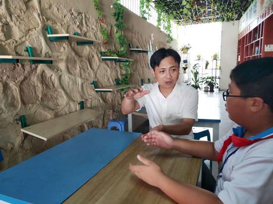 海南省琼中县营根中心小学教师胡亮