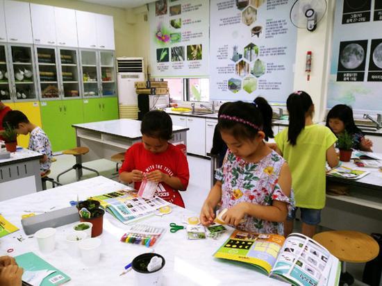 韩国小学生在暑期参加各类补习班 裴埈基摄