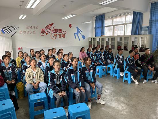合唱团的孩子在音乐教室上课