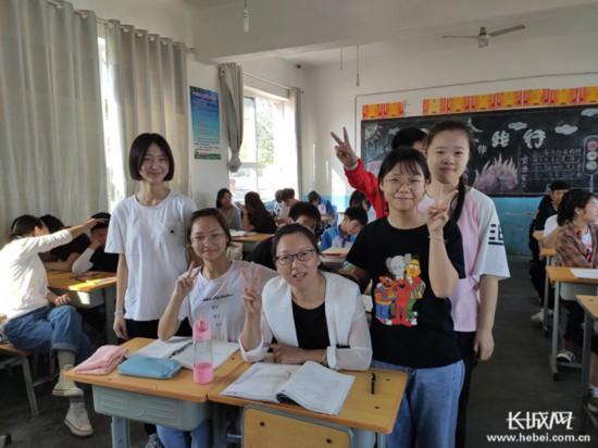 靳志敏(中)和学生们(本人供图)