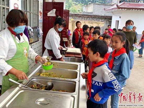 元宝小学午餐时间。