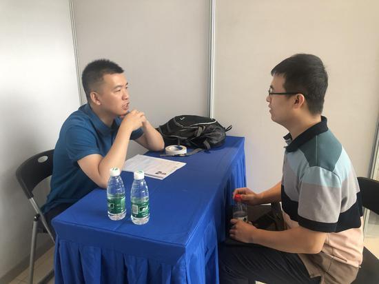 (王亚民在招聘会现场)