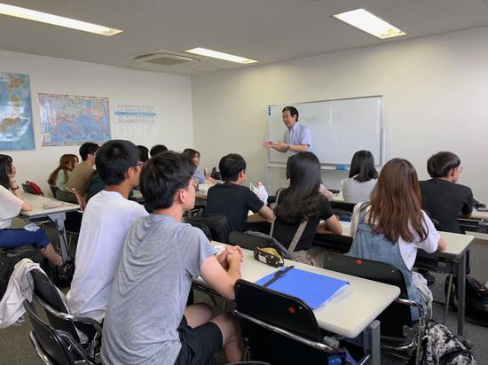 大学教授授课中