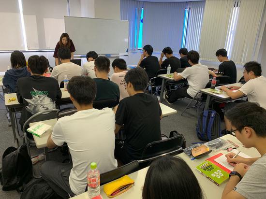 学生们在上日语课