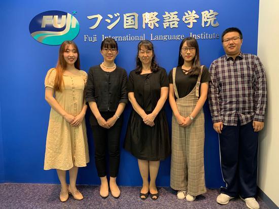 早稻田校区益尾夏子校长(左二)、村山希子老师(中间)与三名中国留学生代表合影