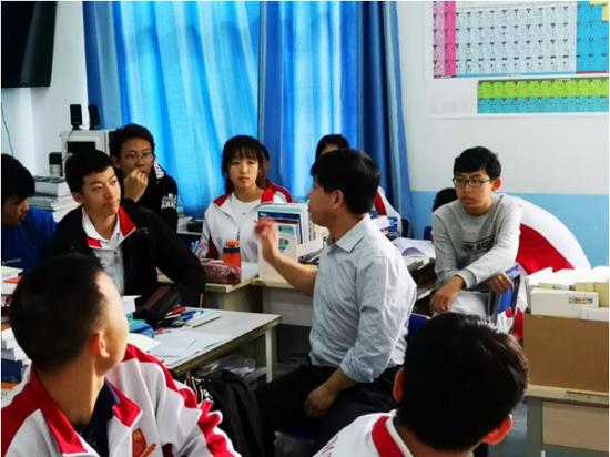 刘煜炎博士为学生授课