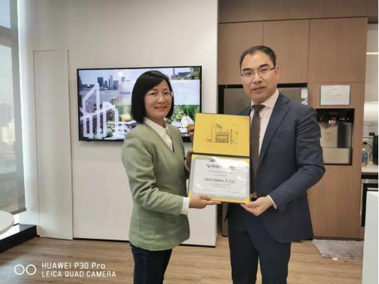 王红老师代表MBA中心为圣戈班企业颁发了感谢证书