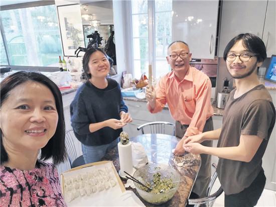 顾心晖与丈夫和子女在一起包饺子。这是他们家庭团聚时的传统。(图片来源:被访者提供)