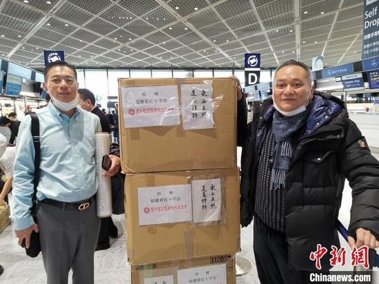 一箱箱贴着“东西互照、道义撑持”的医疗物资搭乘厦门航空班机从东京运到福州长乐机场。 郑松波供图 摄