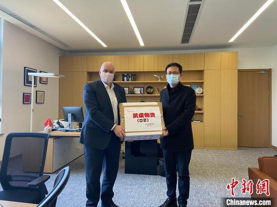浙江万里教育集团向宁波诺丁汉大学捐赠物资。 校方提供