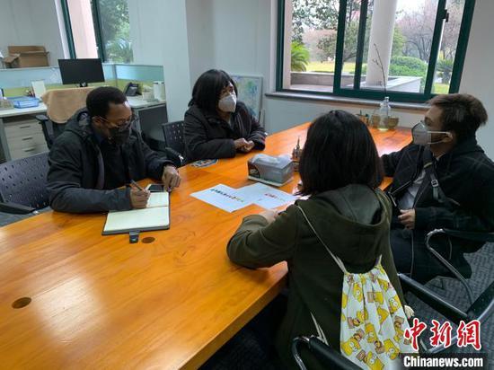 疫情期间,该校留学生自发组织青年突击队,讨论如何为抗疫献力。 校方提供 摄