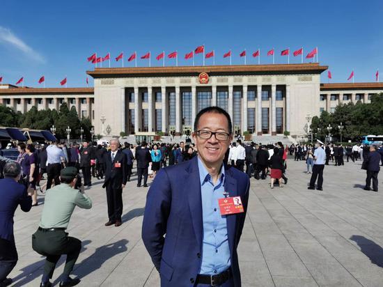 两会期间,俞敏洪在人民大会堂前