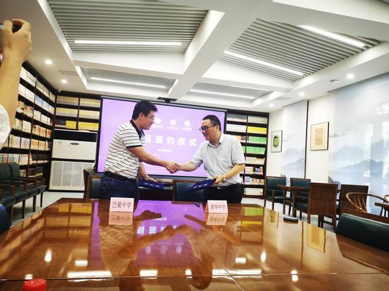 巴蜀中学与重庆清华中学签订“巴蜀云校双师+课程班”项目合作备忘录